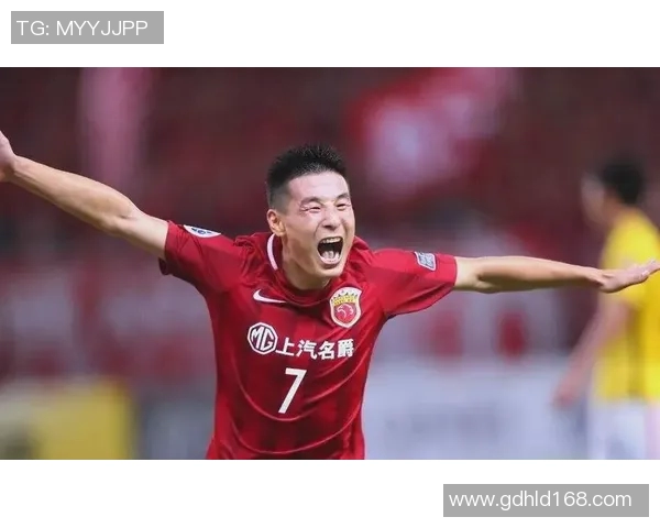 恒大与上港对决赛后采访精彩瞬间回顾与球员心声分享